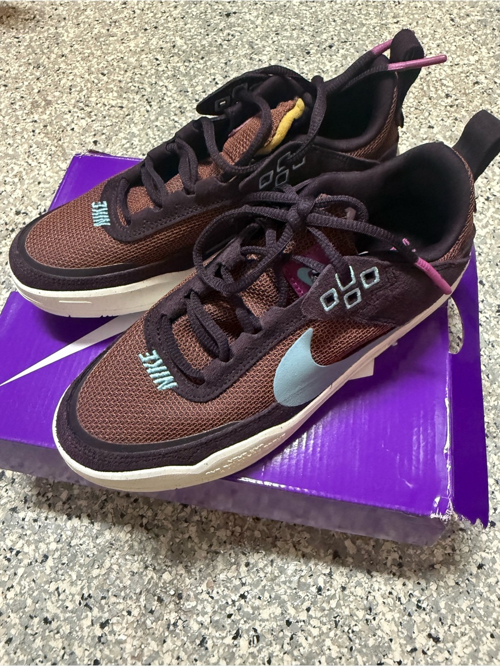 NEW Nike Kids SB Day One Brown Burgundy Teal Accent Sneakers - big kids 4.5Y